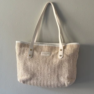 Beige väska  - Superfin smidig handväska med handtag och ett fack som går att stänga med dragkedja. I fint skick.