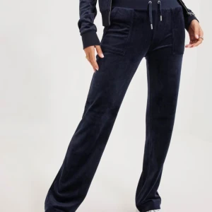 Mörkblåa juicy couture💘 - Säljer mina mörkblåa juicy couture 💕💕nypris 1200 kr, pris kan diskuteras. Säljer pga att jag inte får användning av dem längre. Bra skick men ganska använda. 💕💕