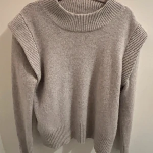 Grå Kashmir tröja - Supermjuk grå stickad tröja från Soft Goat