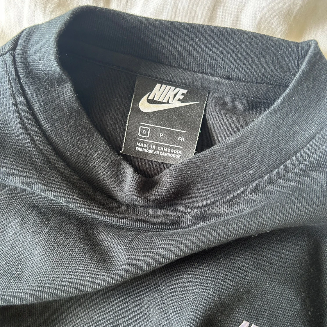 Svart croppad t-shirt från Nike - 1