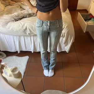 low waist jeans bershka - superfina low waits jeans från bershka som ej kommit till användning. stl 34 och passar mig som är 170cm💕detekt på bild 3 och 4❤️