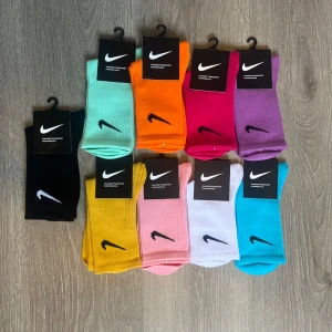 Nike strumpor, 3-pack 3 färger.  - Nike strumpor. Tre stycken par strumpor i olika färger. Skriv önskad färg och storlek till oss efter lagd order. 