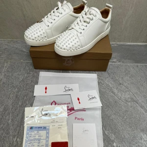 Christian louboutin skor - Säljer ett par helt nya loubs. Allt i bilden följs med det vill säga originalförpackning kvitton samt andra tillbehör.