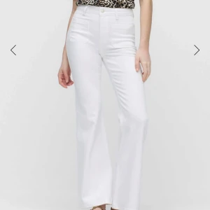 Vita jeans  - Säljer dessa vita jeans från dobber, helt oanvända med lappar kvar och slutsålda på hemsidan. Köpta för 800, säljer för 650, kan tyvärr inte skicka en bild när jag har på mig dom då dom är för små men kan skicka en bild på dom liggandes om de skulle önskas