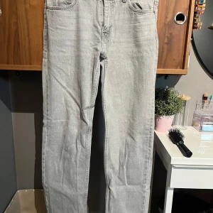 Low straight tall jeans  (ord 499,95 kr) - Säljer ett par ljusgrå Gina Tricot jeans med klassisk rak passform. Jeansen har fem fickor, bälteshällor och stängs med knappgylf. Perfekta för en clean och avslappnad look. Materialet är slitstarkt denim i bomull.