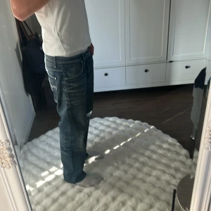 Nudie Jeans Selvedge Denim Lab collection - Säljer ett par nudie jeans i selvedge denim, ifrån deras lab collection. As fin tvätt. Nypris 2-3k