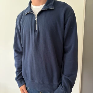 Marinblå half zip från Hampton Republic - Snygg marinblå långärmad tröja från Hampton Republic med half zip-dragkedja och hög krage. Stilren, mjuk och skön. 