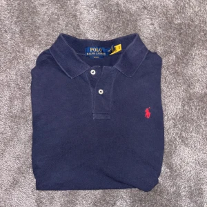 Blå Ralph Lauren pike - Blå Ralph Lauren pike i stolen 14-16| nypris 900 mitt pris 399| skriv vid minsta fråga eller fundering!