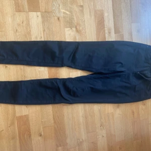 Svarta skinny jeans från Vero Moda - Svarta skinny jeans från Vero Moda Denim. Klassisk femficksmodell med dragkedja och knapp framtill. Snygg passform med smala ben och hög midja. Perfekta till sneakers eller boots. Materialet är stretchigt och bekvämt.