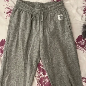 Grå mjukisbyxor från Andy by Frank Dandy - Säljer mina grå mjukisbyxor från Andy by Frank Dandy i storlek S. Super sköna och passar till en chill outfit. Skriv för fler bilder eller funderingar