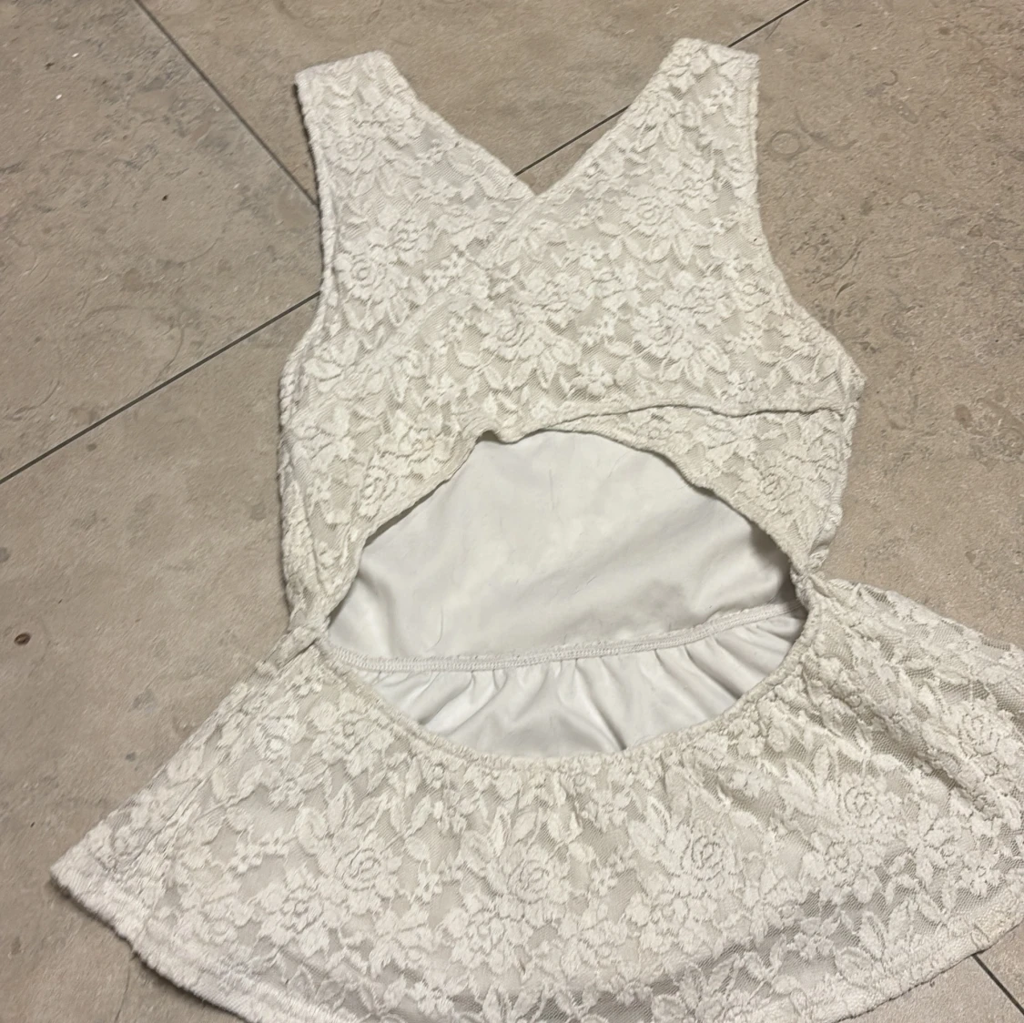 Vit spetsblus med öppen rygg BikBok - 1
