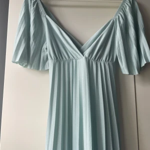 Lång klänning🩷 - Säljer denna fina klänning perfekt till bal eller att bara ha som en finklänning!🌸 aldrig använd så den är i perfekt skick. Superfin på! Den är även lite öppen i ryggen. 🩷