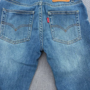 Levi's blå jeans 10A barn - Klassiska blå jeans från Levi's storlek 10A. Modell Skinny Tape. Enbart använda vid ett tillfälle. Som nya. Inköpta på Kids brandstore