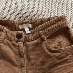 Vida Manchesterbyxor - Så snygga byxor från H&M. De är croppade men passar mig som är 162. Passar superfint med grönt!