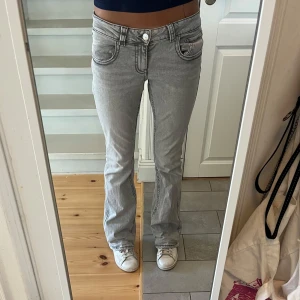 Grå bootcut jeans från Perfect Jeans - Snygga ljusgrå jeans från Gina Tricot Perfect Jeans i bootcut-modell. 