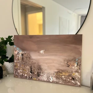 Abstrakt konst - n vacker målning med motiv av en fågel och en hare i ett abstrakt landskap. Färgerna går i jordnära toner med inslag av blått och guld. Signerad på både framsidan och baksidan.  Orginalmålning av: Greta jägare  Material: Akryl på canvas  Mått: 40x60cm Fri frakt