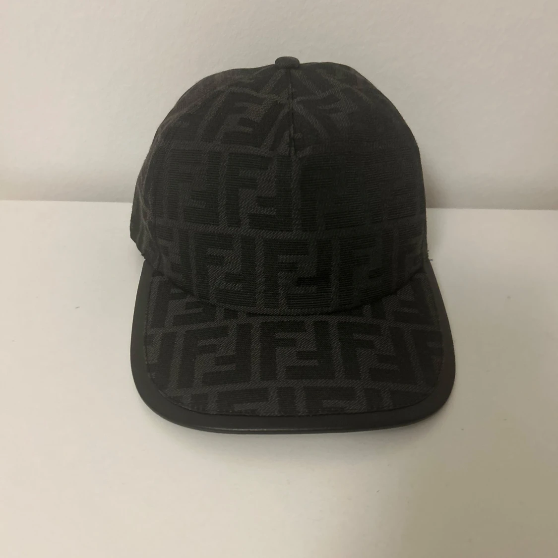 Svart Fendi keps med FF-mönster