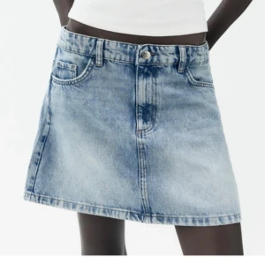 Jeanskjol - Jätte snygg jeanskjol från zara! Ny med prislapp🥰 helt slutsåld på på hemsidan🌸