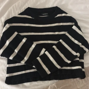Svartvit randig stickad tröja  - Randig stickad tröja i svart och vitt. Tröjan har en klassisk rund halsringning, långa ärmar. Perfekt för dig som gillar en chill och stilren look :)