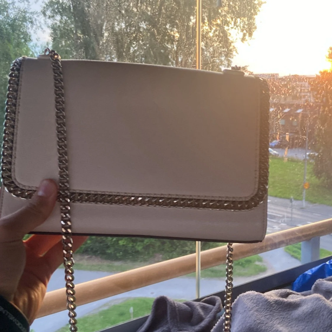 Vit axelväska med kedjedetaljer