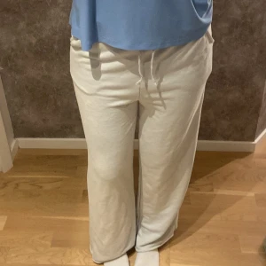Gråa  mjukisbyxor med snörning - Superbekväma gråa mjukisbyxor med snörning. Byxorna har en loose passform och har ett jätte skönt material, pris går att diskuteras, tveka inte att skriva!💗Säljer pga att dom inte kommer till användning.