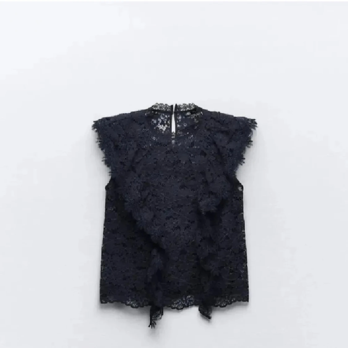 Mörkblå spetsblus med volang - 2