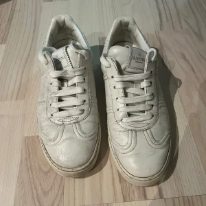 Vita Valentino Garavani sneakers. STORA I STORLEKEN❗️❗️❗️ - Vita sneakers från Valentino. Ganska slitna men ändå omhändertagna. Jag säljer dem för 700 men kan tänka mig att gå ner till 600 vid snabb affär. Dem är storlek 36 men upplevs stora i storleken så passar garanterat 37 och eventuellt 37,5