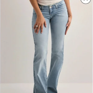 Ljusblå bootcut jeans med rå kant - Populära lågmidjadejeans från Nelly ❤️ använt 2 gr! 32 men passar 34 också. Nypris 699kr