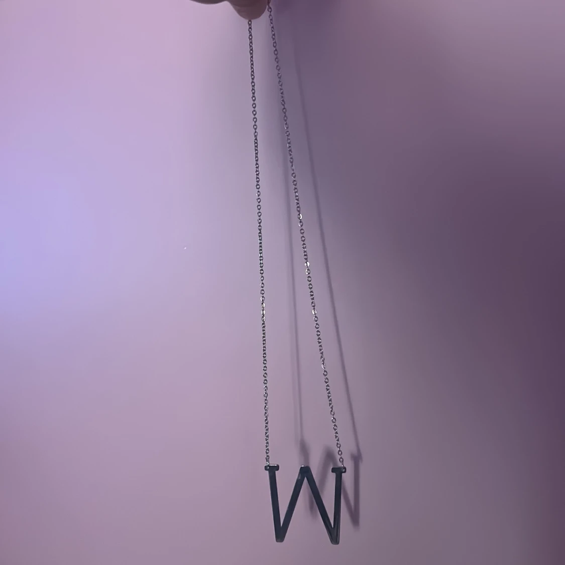 Halsband med silverfärgat W-hänge