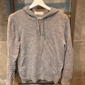 Grå cashmere hoodie från Sayless - Sayless hoodie Kashmir/merinoull blandning. Knappt använd. Storlek S passar däremot Storlek Xs. Nypris 899kr. Hör av dig vid minsta fundering