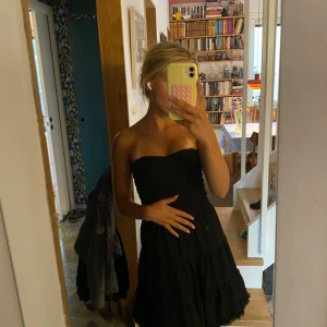Svart festlig klänning - Så snygg klänning. Passar jättebra till fest eller festligare middag. Har sytt in något på sidorna, lätt att sprätta upp om man vill!🙌💕