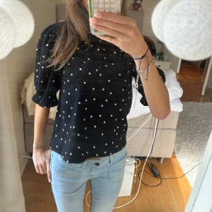 Svart prickig blus med trekvartsärm - Svart blus med vita prickar och trekvartsärmar❣️💘🤗