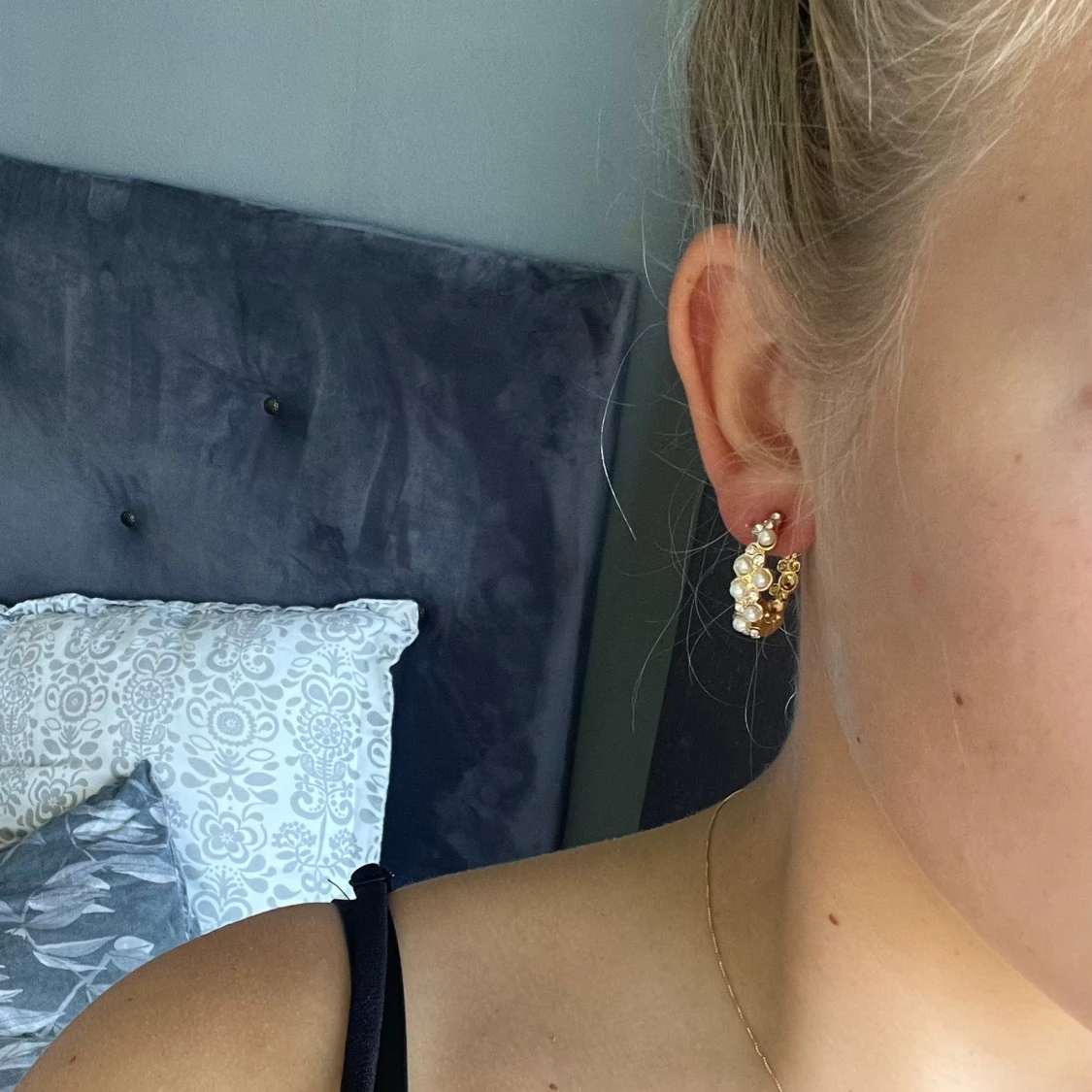 Guldiga örhängen med pärlor och stenar - 2