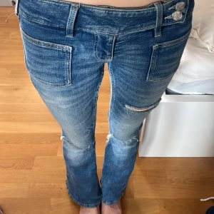 Blå bootcut jeans med slitningar - Funderar på att sälja mina Gina Jeans. Är fortfarande osäker, så buda gärna