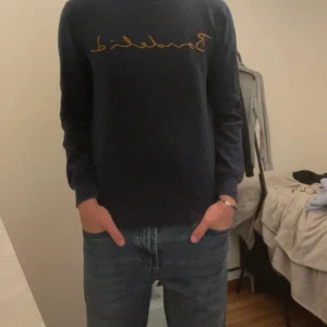 Mörkblå sweatshirt från Bondelid XS - Mörkblå sweatshirt från Bondelid i storlek XS. Tröjan har lång ärm och ett stilrent broderat Bondelid-tryck i gult över bröstet. Klassisk passform och mjukt material som passar perfekt till jeans. Enkel och snygg att bära till vardags. Skick 10/10
