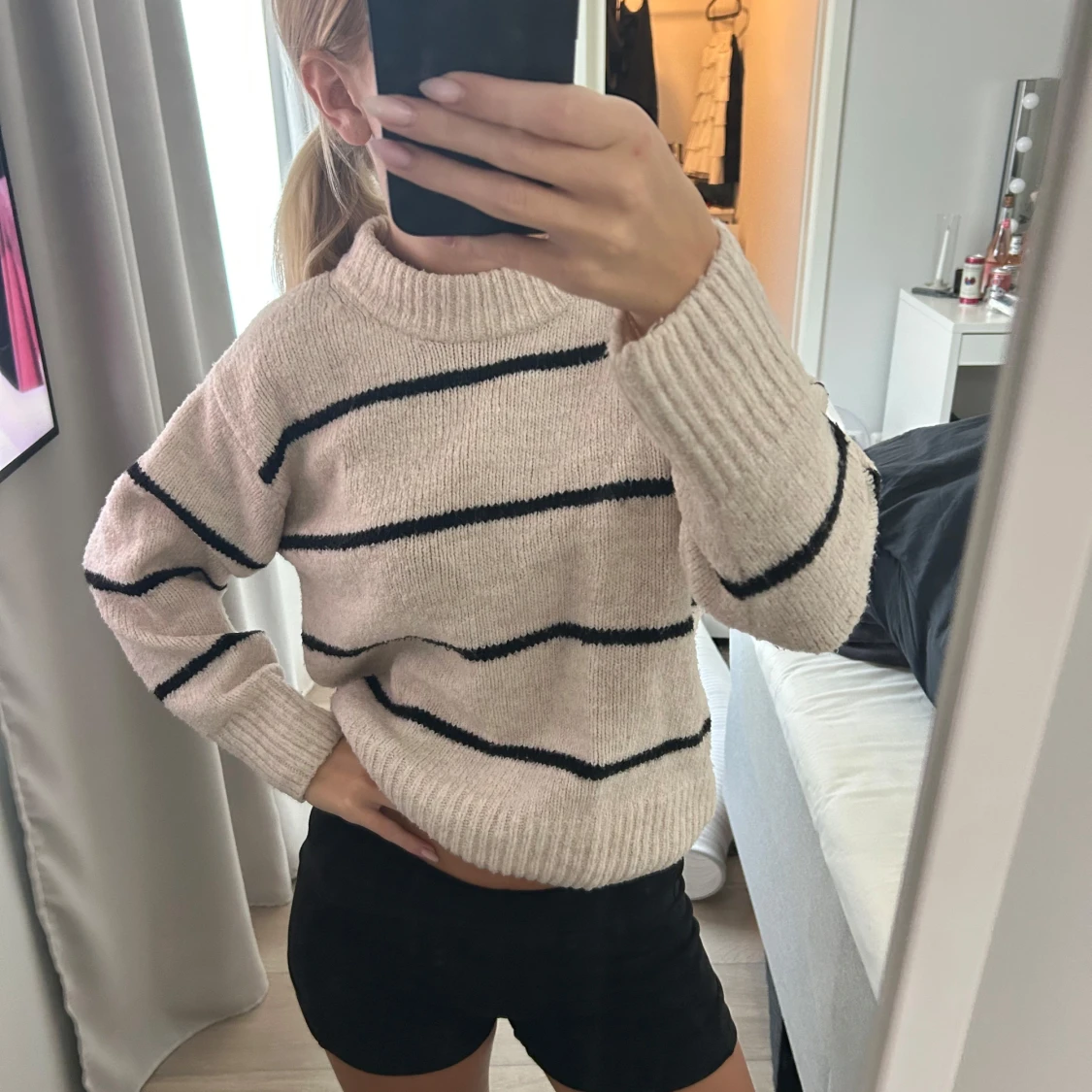 Beige stickad randig tröja