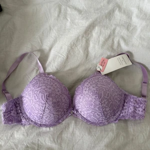 Hunkemöller Bh:ar - Helt nya onanvända bh:ar från hunkemöller. Storlek: 75E 200kr styck. Annars om man vill köpa alla kan jag fixa paketpris.