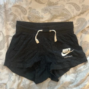 Shorts - Nike shorts, mörk grå melerad färg 