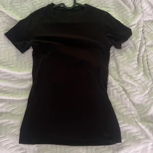 Svart t-shirt från intimissimi  - En stilren svart t-shirt från intimissimi i mjuk bomull. Klassisk rund halsringning och korta ärmar. 