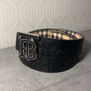 Burbbery Bälte i ToppSkick🙌🏻💫✨ - Fet Burberry Bälte med 2 olika sidor och silver/svart logga💯🤩💫. Priset kan diskuteras med vänliga hälsningar Ahmad 🙌🏻💯🔥. Du får med dem fin packad med ett verktyg för att göra hål extra hål!🤩✨💫