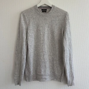 Ljusgrå kashmirtröja Massimo Dutti - Supermjuk ljusgrå tröja från Massimo Dutti i en lyxig mix av ull och kashmir. Iprincip nyskick, dock är lappen med tvättråd bortklippt. Känns som majoritet kashmir.