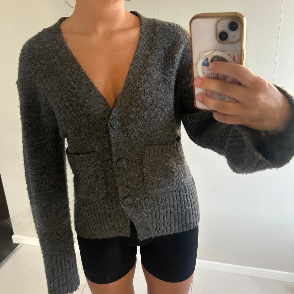 Mörkgrå stickad kofta med knappar