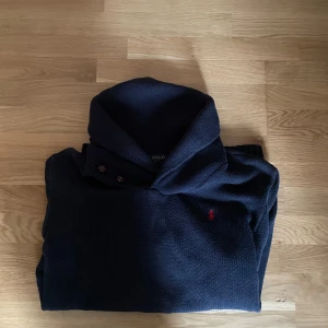 Ralph lauren tröja - Mörkblå stickad Ralph lauren tröja i väldigt fint skick knappt använd barnstorlek XL men sitter som S