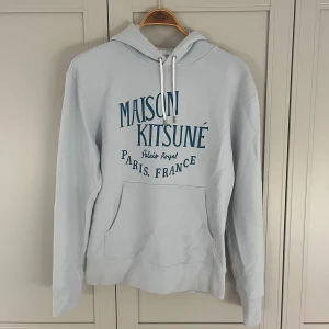 Maison Kitsuné Hoodie - Snygg ljusblå hoodie från Maison Kitsuné. Knappt använd och i princip i nyskick (9/10). Storlek M sitter mer som M/S. Nypris ca 3000kr. 