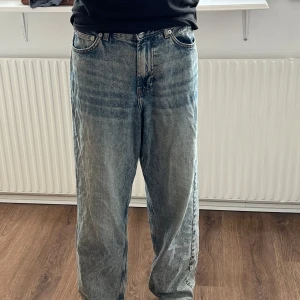 Sweet SKTBS, Big Skate Jeans - Säljer ett par Sweet SKTBS byxor. Ett litet slitage längst ner kanten av benet (se bild). Nypris: 900kr, mitt pris: 350kr
