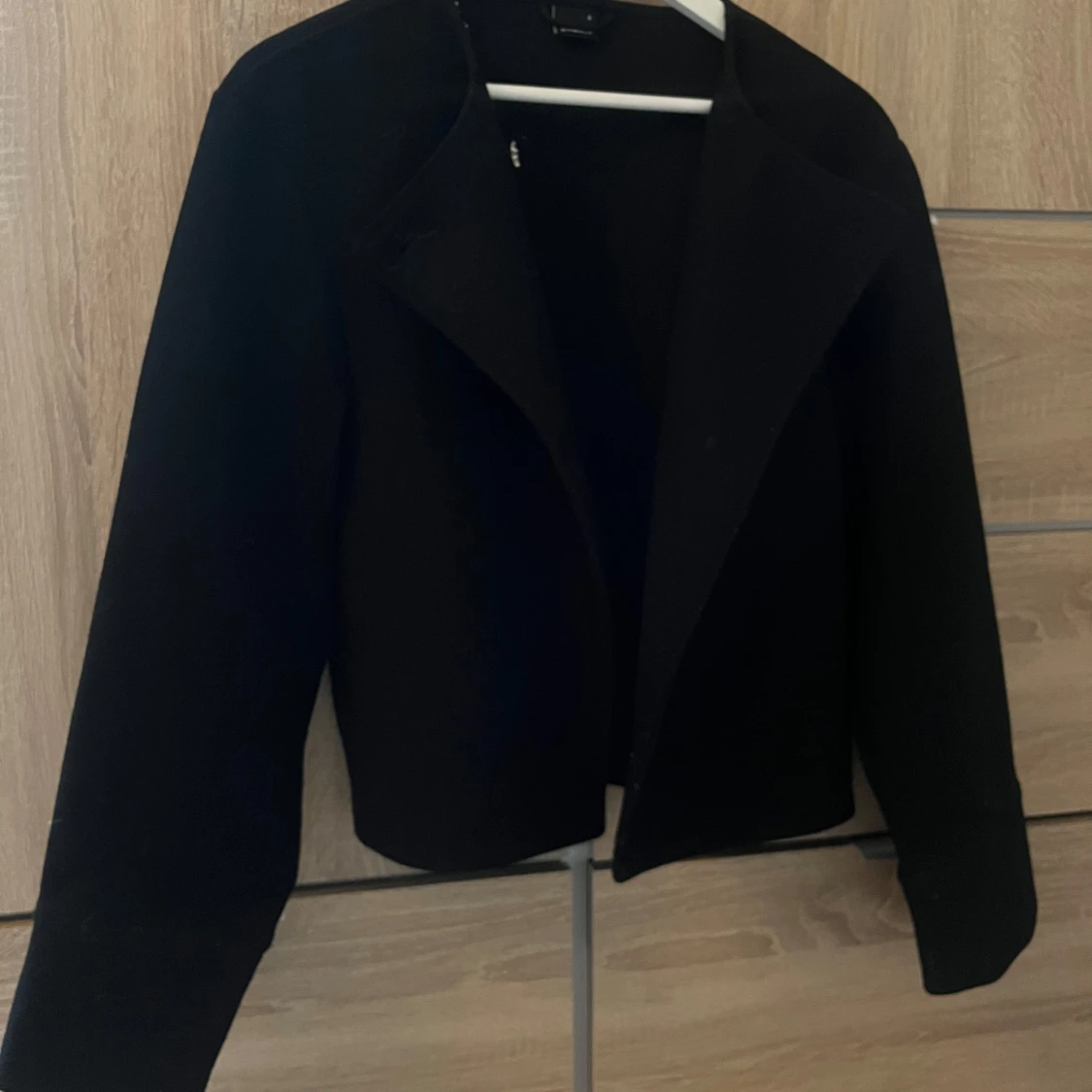 Svart croppad kappa med knapp - 2