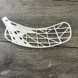 Vit innebandy blad från oxdog. Använt  - Bilderna visar ett vitt innebandyblad i plast med modern design och förstärkta ribbor. Perfekt för dig som vill uppgradera din klubba och ta ditt spel till nästa nivå. Bladet ser ut att vara i gott skick och passar både träning och match.