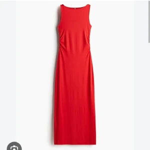Röd kortklänning från H&M Divided XS - Snygg röd långklänning från H&M Divided i stretchigt material. Ärmlös modell med rund halsringning och lätt rynkade sidor i midjan för en smickrande passform. Perfekt för dig som vill sticka ut med en enkel men stilren look.