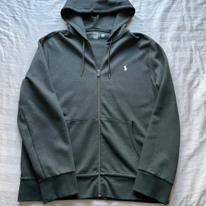 Polo Ralph Lauren zip hoodie - Huvtröja med dragkedja från Polo Ralph Lauren i storlek L. Använd 1 gång men den var för stor på mig. Inga tecken på användning. Skick 10/10! Köpt för 1895kr på Zalando. Skickar snabbt! Prutningar nekas! 749 ELLER INGET