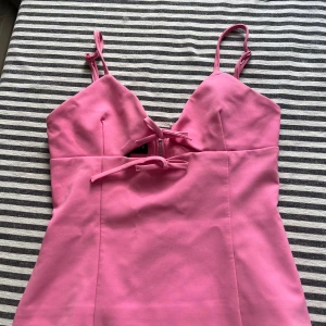 Rosa zara topp - Säljer denna super söta topp från zara då den tyvärr inte kommer till så mycket användning, den är som ny 💖